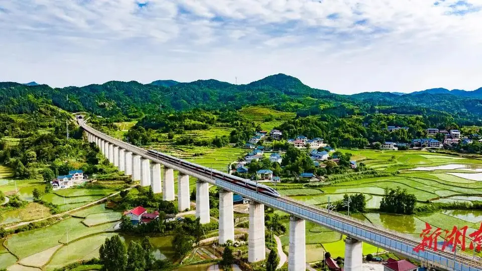 快来体验!长沙至韶山旅游专列、长沙至张家界环线旅游列车即将开通,参与多元活动解锁湖湘文旅新玩法