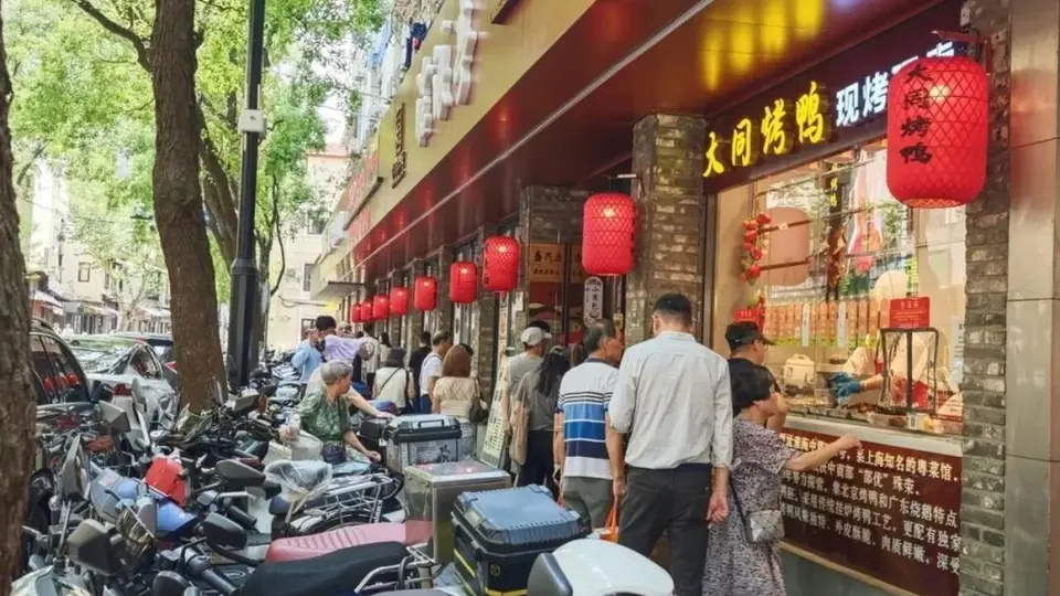 淮海路盛兴点心铺凭麻酱冷馄饨圈粉老外 多元来客同享烟火气
