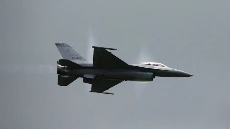 台军汉光42号演习首日状况频发，F-16战机降落时偏离冲出跑道 引网友讽“汗光演戏”