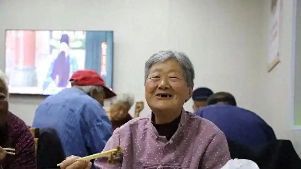 老人吃零食选不对？这四类适合老人的零食里，核桃排第三，前两款很多人想不到，参与健康饮食管理，选对零食更省心