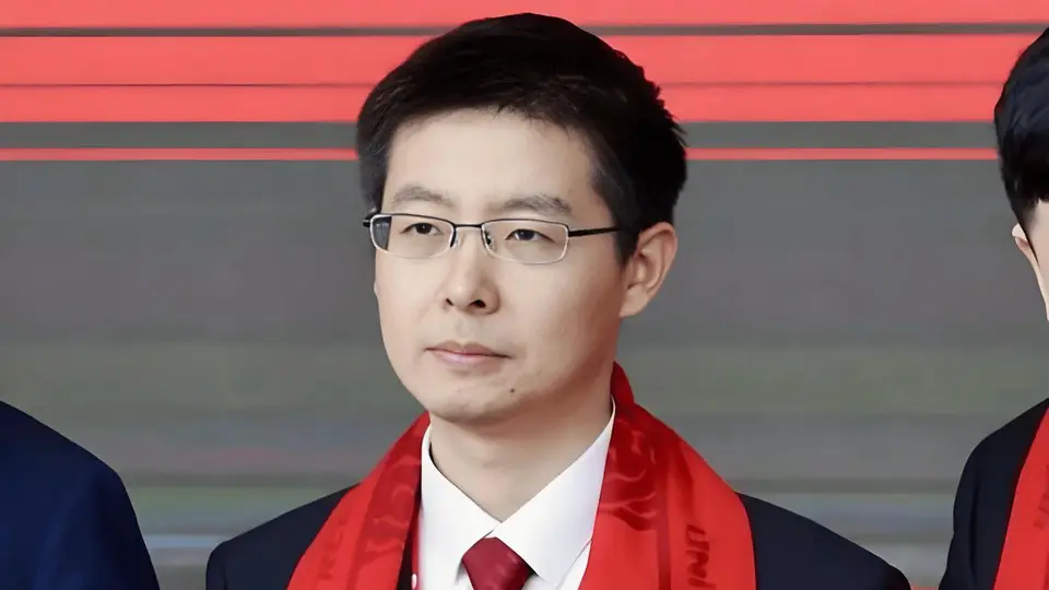 宇树上市，王兴兴为啥没有一张照片是笑的？