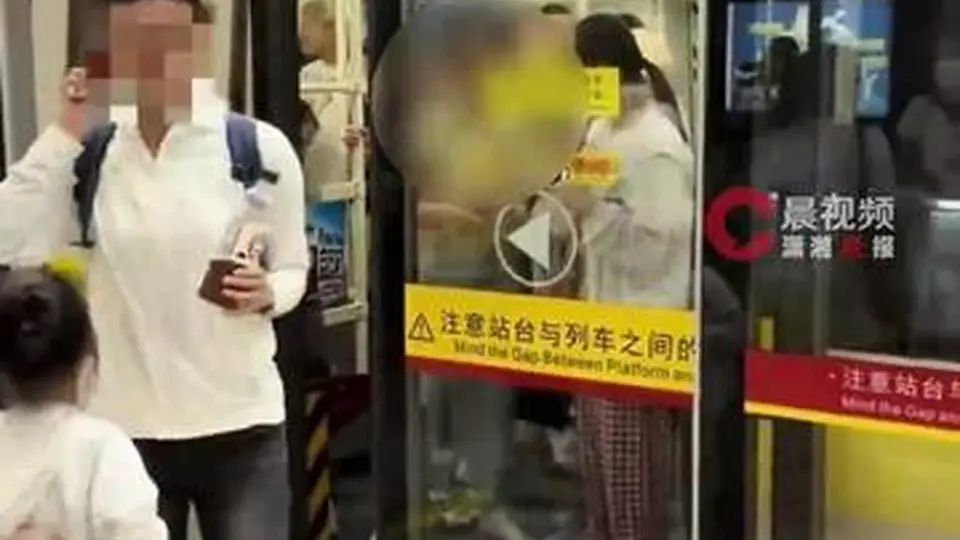 女子下车后发现孩子没来得及下车，硬挤进地铁屏蔽门，导致门体故障卡死