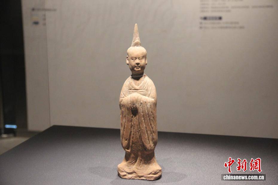 陕西一唐墓发现多件罕见陶俑