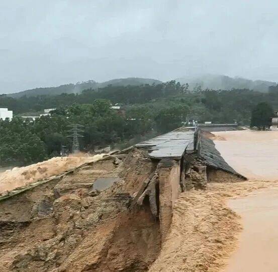 广西一水库溃堤，大量洪水向下游倾泻！300余人紧急转移