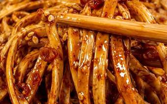 香辣孜然豆皮丝:比辣条还过瘾的家常下酒菜,一口香到停不下来!
