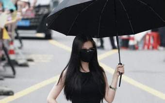 原创虞书欣横店通勤穿搭走红被称横店时装周！夸张词条引发网友吐槽！