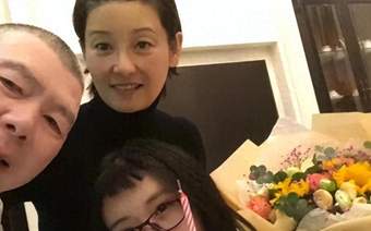 58岁猛然回春的徐帆，亲手撕碎冯小刚体面，养女长相只是冰山一角