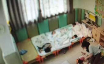 上海16个月大幼儿遭老师虐待29分钟，家长：涉事老师至今未露面