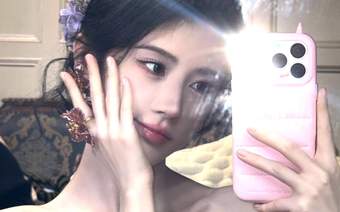 鞠婧祎穿抹胸裙纤细锁骨线条吸睛 俏皮wink优雅可爱