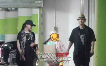 赵文卓一家逛街 牵小女儿手细心开车门温柔满分