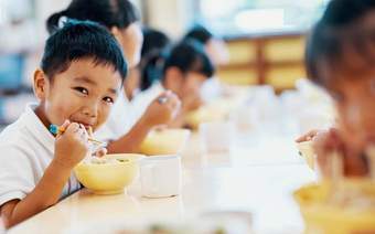 除了甜食，这5种食物少给娃吃，很多家长天天喂，避开这些坑，娃日常吃饭省心又踏实