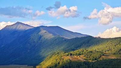 在阿勒泰的四季里，让风吹过你的心：一份本地人的深度旅行笔记