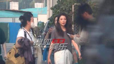 殷桃简约穿搭尽显状态佳 拍摄收工后依旧气色饱满