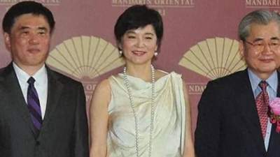 林青霞超短发配白裙，减龄20岁尽显阔太气质