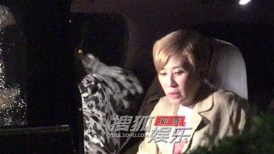 吴君如深夜收工返酒店 行程紧 vẫn神采奕奕