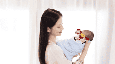 孙伊涵分享新晋宝妈日常 怀抱宝宝流露满满幸福