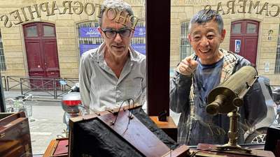 2026巴黎古玩收藏趣闻：相机党与欧洲摊主的双向好奇日常