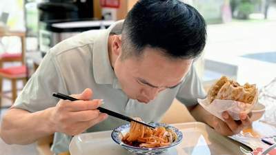 肉夹馍现吃、打包、带回家 不同吃法口感体验大不同
