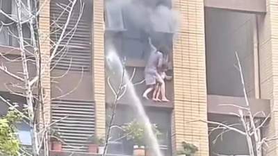 江苏连云港火灾女童坠亡引观众热议，网友关注救援处置与现场参与反馈