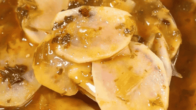 来重庆春日家庭饭桌凑一桌！亲手做一碗坛中酸菜炒脆土豆，解锁下饭经典小炒