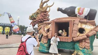 啤酒节不止有美酒丨巨型国潮龙龟、玫瑰瀑布成打卡新宠
