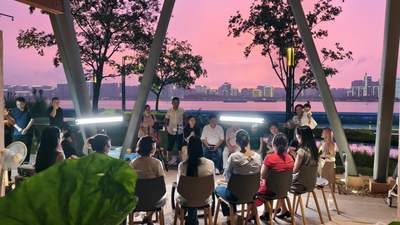 把小说原型请到现场，一场在钱塘江边公厕旁举行的新书分享会