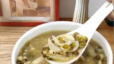 三伏天绿豆配它绝了！坚持喝这4碗汤，排湿排毒，肚子平睡得香
