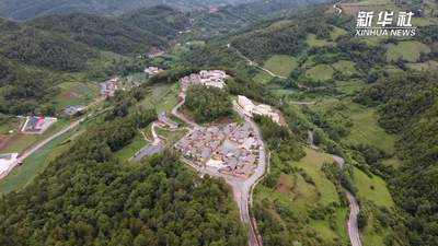 四川昭觉县：大凉山彝族村寨旧貌换新颜