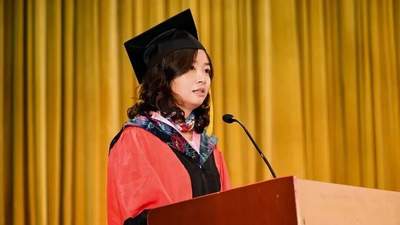 41岁教授庞红蕊毕业致辞火出圈：成功这个词太拥挤了，容不下真正的自由