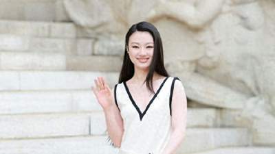 单依纯巴黎高定秀场:黑白极简长裙诠释香奈儿优雅美学