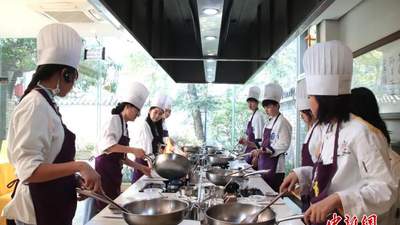华裔小记者走进成都川菜博物馆 学做宫保鸡丁拼厨艺