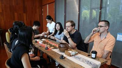 中外青年齐聚宝安西湾里茶社 品中国茶体验东方美学 借AI智能眼镜零障碍交流
