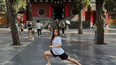 外国游客解锁“入戏式”中国玩法 从日常场景到特色实践全是参与感