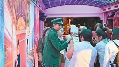 7月29日津旅时光号沉浸式文旅专列开行 车厢里旅客与演员互动答题乐融融