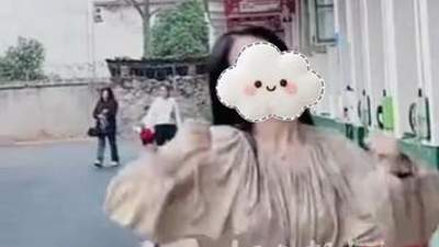 放学后校内老师跳起舞来啦!现场还有不少同学围观,谁料竟引来家长投诉,校方最新回应来了
