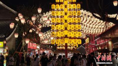 京津冀夏日沉浸式夜游出圈 游客穿唐装对诗拿古风银票尽兴体验