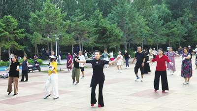 多元场域解锁夏夜晚风 市民在松花江畔夜市共度鲜活时光