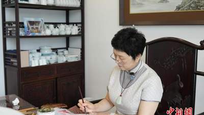 (文化中国行)粉彩瓷绘:方寸瓷器物 匠心续古香