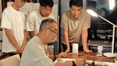 山东商务职业学院实践队走进高密非遗工坊 跟着鱼拓传承人亲手做拓印作品