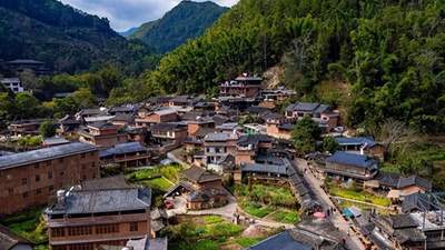 来普洱那柯里探秘藏着马帮往事的古村，走连心桥听百年爱情传说、摸马蹄印赴一场和岁月的温柔之约