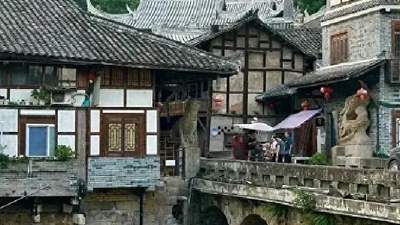 去四川新添老场镇逛一逛，坐溪边茶铺喝杯老茶，还能看本地人下棋听家常