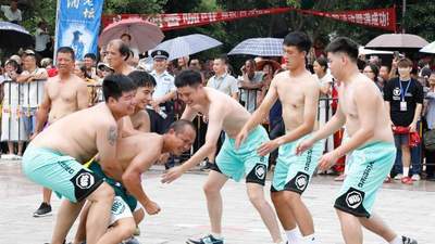 广西阳朔白沙马岭两镇联动 百年“六·廿三”会期抬关公抢花炮热闹上演