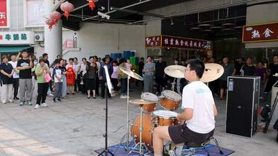 金山朱泾万安里菜场上演烟火音乐会 商户居民搭台观众尽享市集里的夏日乐章