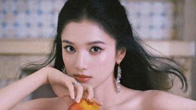 张婧仪身着纱裙搭配水果拍摄大片，就是高级浪漫感的正确打开方式