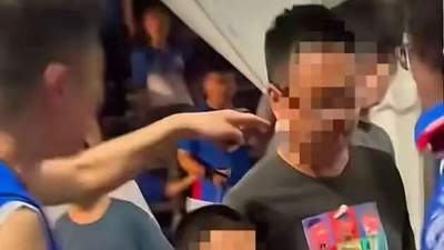 上海中超赛场父子遭球迷围堵嘲讽，韩乔生发声，公安称正在调查，律师：球迷或面临拘留