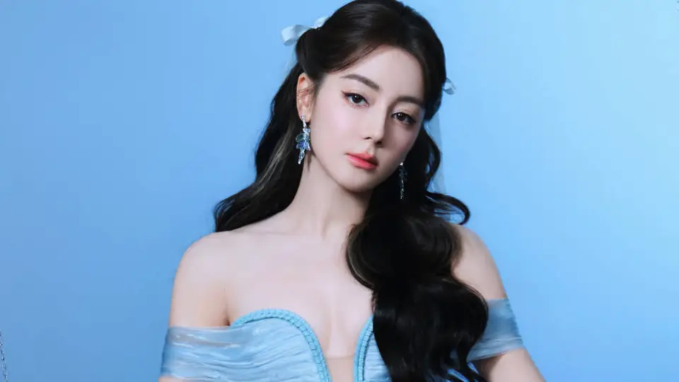 迪丽热巴穿蓝色透视纱裙性感吸睛 白皙美腿若隐若现