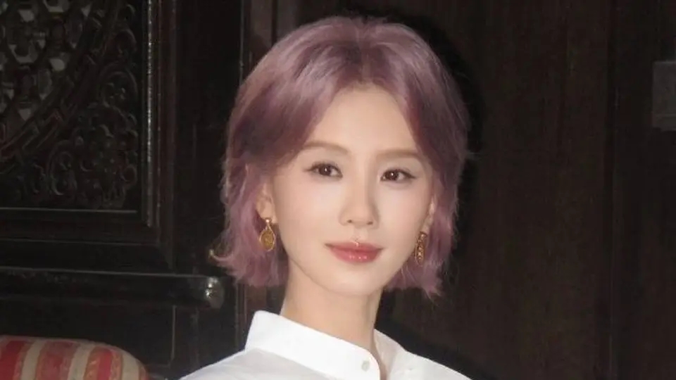 刘诗诗剪短发后像换了个人，穿白色衬衫裙好高级，美得差点认不出