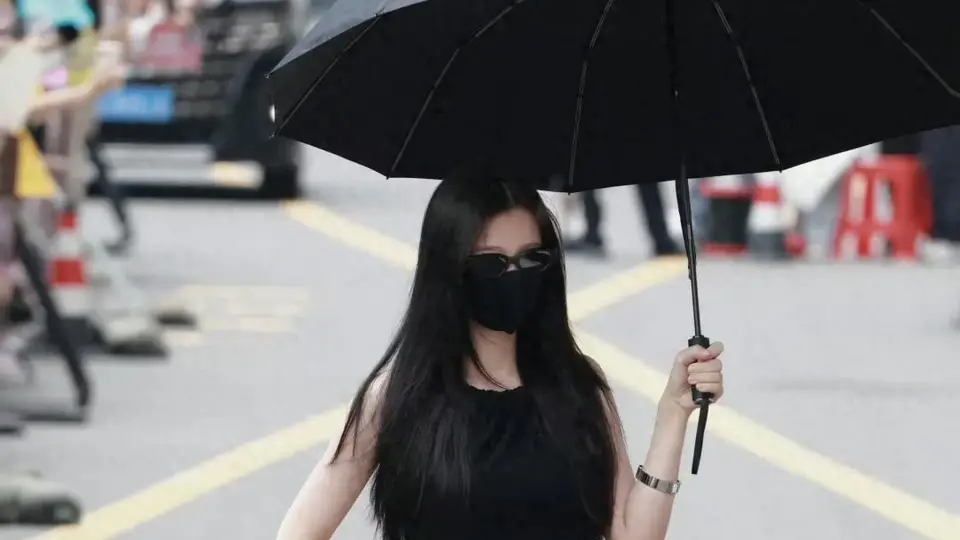 原创虞书欣横店通勤穿搭走红被称横店时装周！夸张词条引发网友吐槽！