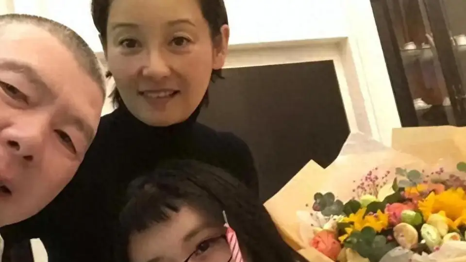 58岁猛然回春的徐帆，亲手撕碎冯小刚体面，养女长相只是冰山一角