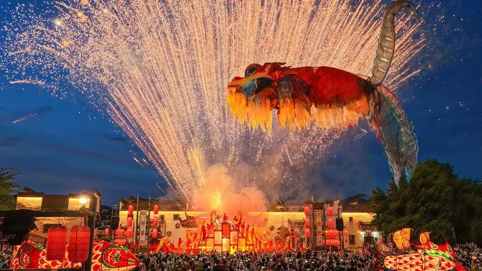 惊艳！安徽黄山“飞天鳌鱼”夜游表演点亮千年古村